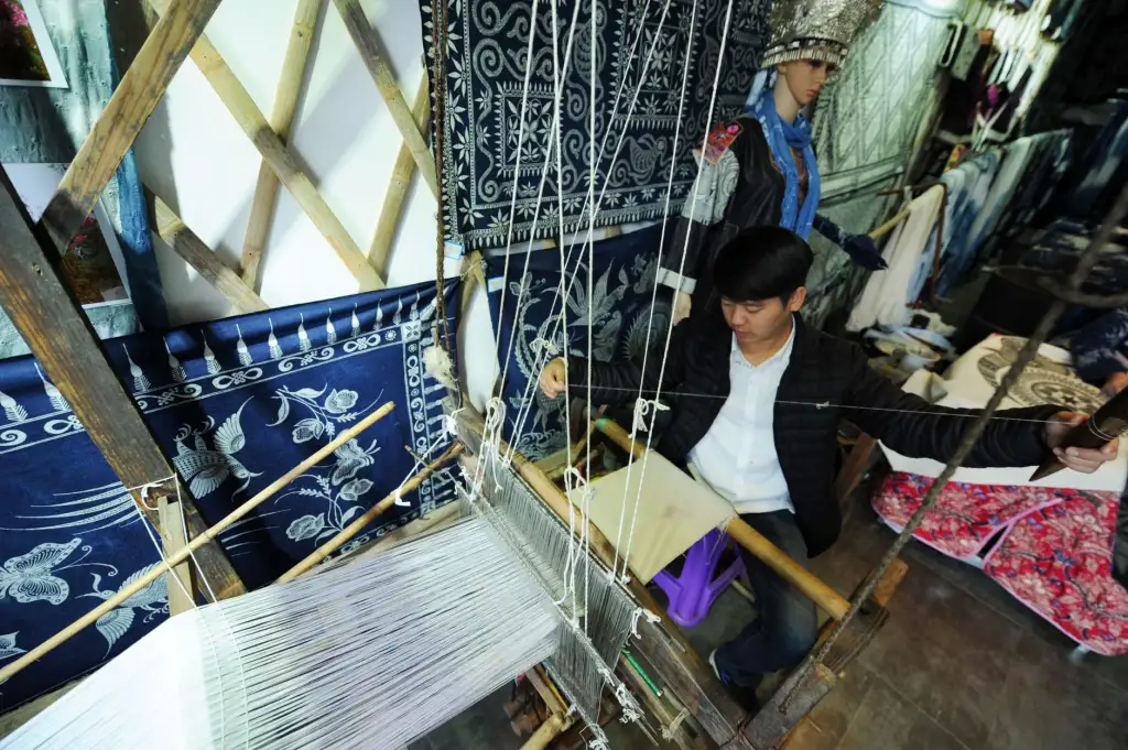 快递耗材采购方案对比：如何为制造企业挑选合适的塑料包装与箱胶带
